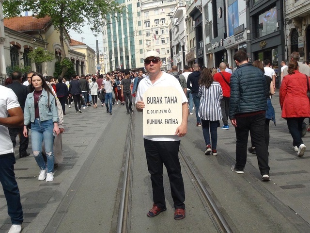 Kendi Mezar Taşını Yaptırıp Taksim'de Dolaştı