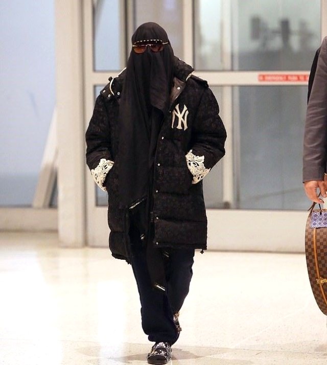 Havaalanına Burka İle Giren Madonna, Güvenlik Aramasında Soyundu