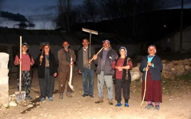 Ayı Korkusu Köylülere Kazma Kürekle Nöbet Tutturdu