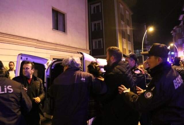 Eski Sevgilisi ve Ev Arkadaşlarını Darp Eden Zanlıyı Mahallelinin Elinden Polis Kurtardı