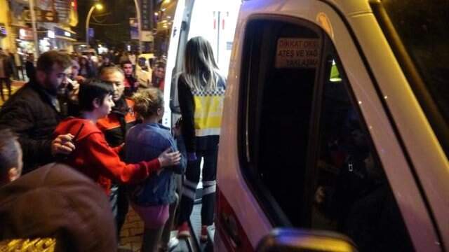Eski Sevgilisi ve Ev Arkadaşlarını Darp Eden Zanlıyı Mahallelinin Elinden Polis Kurtardı