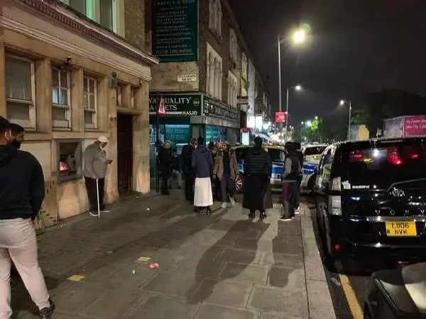 Londra'da Camiye Silahla Girmeye Çalışan Saldırganı, Cemaat Engelledi