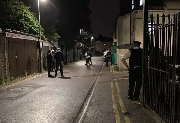 Londra'da Camiye Silahla Girmeye Çalışan Saldırganı, Cemaat Engelledi