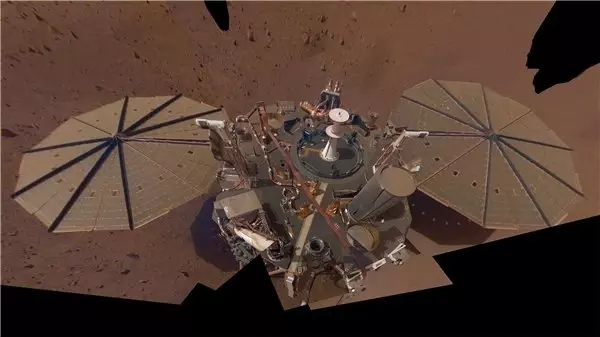 Insight'ın Güneş Panellerini Rüzgarlar Temizleyecek