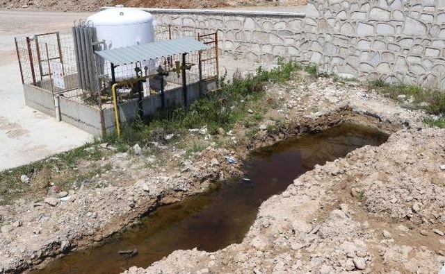 Denizli'deki Depremden Sonra Oluşan Yarıktan Zehirli Su Akıyor
