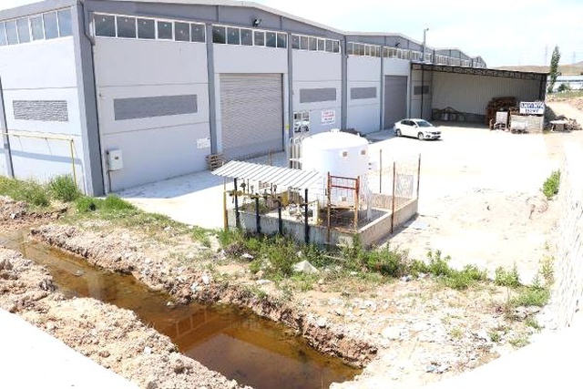 Denizli'deki Depremden Sonra Oluşan Yarıktan Zehirli Su Akıyor