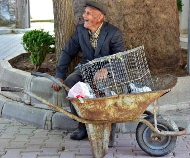 Kulakları Duymayan 90'lık Dededen 'Satışlar Nasıl' Sorusuna Yanıt: Evlencem Daha Yahu! Evlenmek İsteyen 90'lık Dedenin Muhabirin Sorusuna Verdiği Cevap Olay Oldu!
