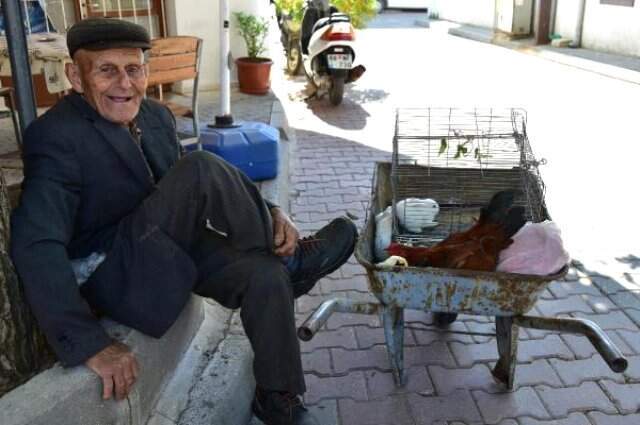 Kulakları Duymayan 90'lık Dededen 'Satışlar Nasıl' Sorusuna Yanıt: Evlencem Daha Yahu! Evlenmek İsteyen 90'lık Dedenin Muhabirin Sorusuna Verdiği Cevap Olay Oldu!