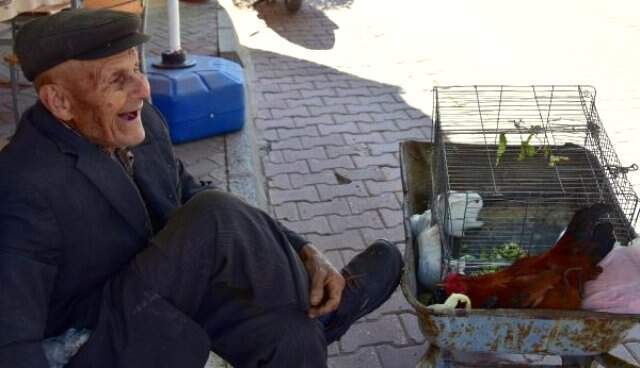 Kulakları Duymayan 90'lık Dededen 'Satışlar Nasıl' Sorusuna Yanıt: Evlencem Daha Yahu! Evlenmek İsteyen 90'lık Dedenin Muhabirin Sorusuna Verdiği Cevap Olay Oldu!