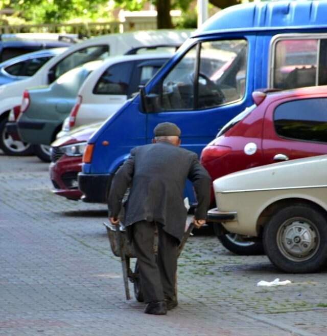 Kulakları Duymayan 90'lık Dededen 'Satışlar Nasıl' Sorusuna Yanıt: Evlencem Daha Yahu! Evlenmek İsteyen 90'lık Dedenin Muhabirin Sorusuna Verdiği Cevap Olay Oldu!