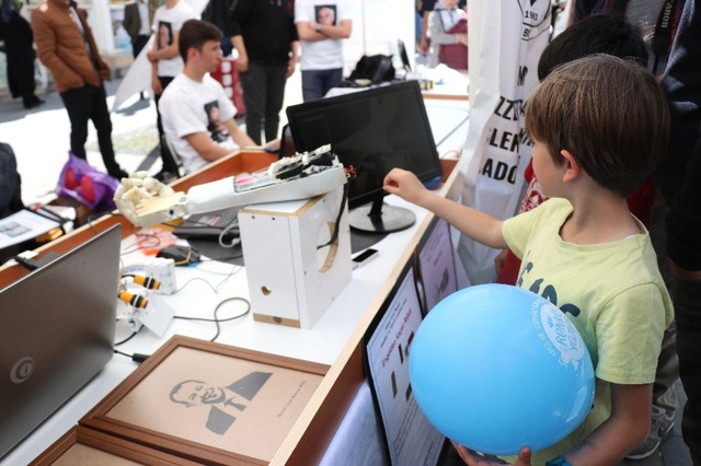 Lise Öğrencileri Fizik Tedavi ve Bomba İmhada Kullanılabilecek Robot Kol Tasarladı