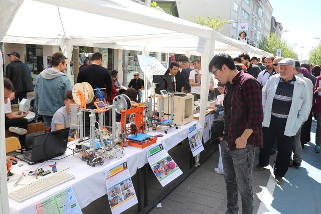 Lise Öğrencileri Fizik Tedavi ve Bomba İmhada Kullanılabilecek Robot Kol Tasarladı