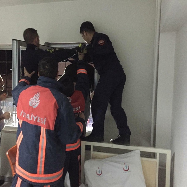 Başı Demir Korkuluklara Sıkışan Talihsiz Adamı İtfaiye Kurtardı