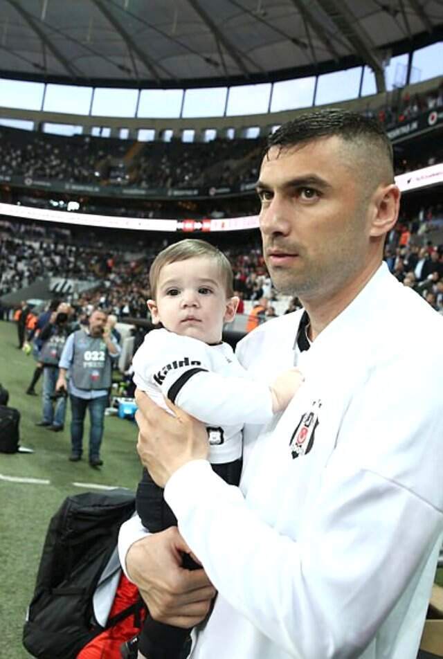 Cenk Tosun Tribünde, Oğlu Sahada Cenk Tosun Tribünde, Oğlu Sahada