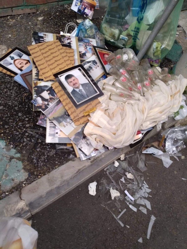 Eski Belediye Başkanlarının Fotoğraflarını Çöpe Attılar