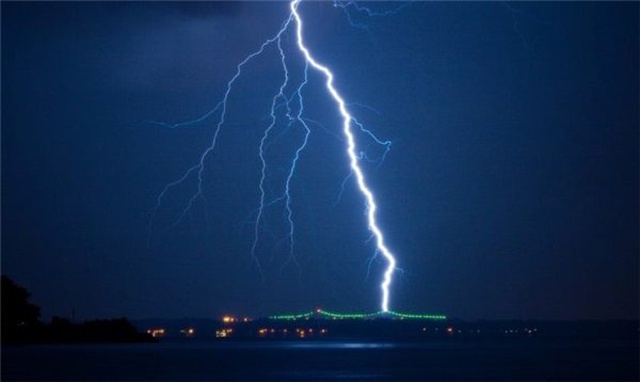 Thor'u Kim Kızdırdı? Aynı Yere 8 Saniyede 11 Defa Yıldırım Düştü (Video)