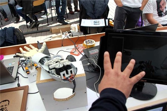 Türk Lise Öğrencileri, Bomba İmha Sırasında Kullanılabilecek Robotik Kol Üretti (Video)