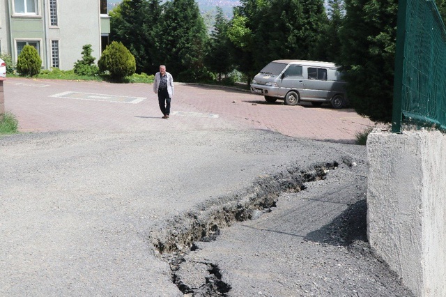 Çökmenin Ardından Meydana Gelen Görüntü Vatandaşları Tedirgin Etti!