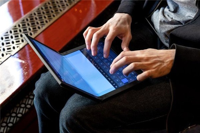 Dünyanın İlk Katlanabilir Ekranlı Dizüstü Bilgisayarı: Karşınızda Lenovo Thinkpad X1 (Video)