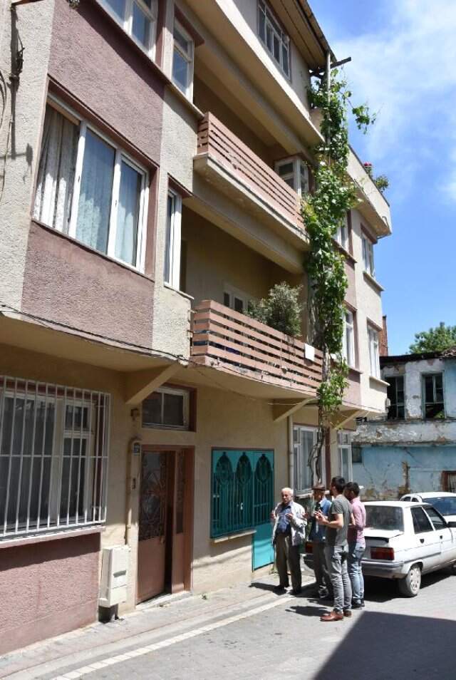 Gören Hayrete Düşüyor! Bu Apartmanın Zemin Katında Türbe Var Gören Hayrete Düşüyor! Bu Apartmanın Zemin Katında Türbe Var