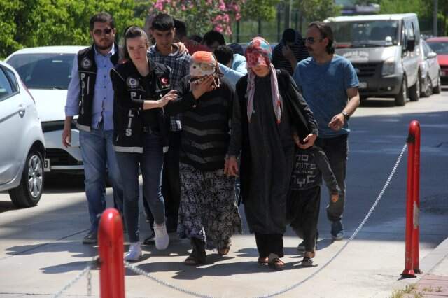 Kadının, Vücuduna Sardığı Esrarı Narkotik Köpeği Ortaya Çıkardı Kadının, Vücuduna Sardığı Esrarı Narkotik Köpeği Ortaya Çıkardı