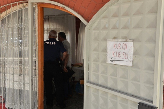 Kur'an Kursuna Giren Hırsızlar Sadaka Paralarını Çalıp İçerde Yemek Yedi!