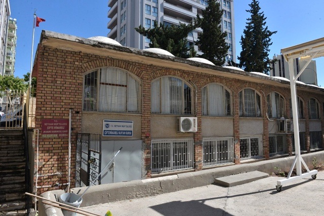 Kur'an Kursuna Giren Hırsızlar Sadaka Paralarını Çalıp İçerde Yemek Yedi!