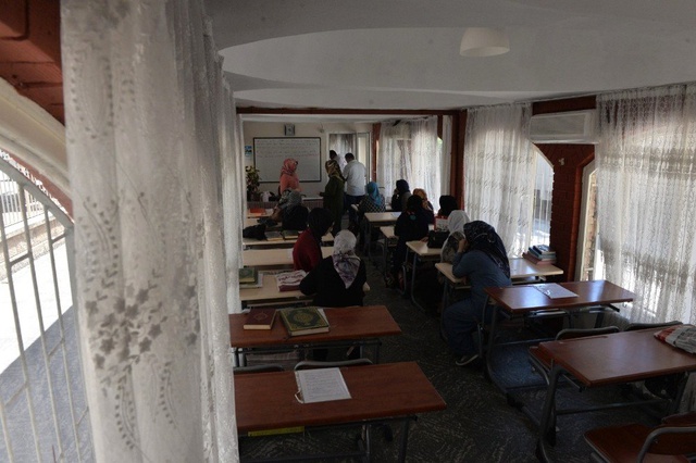 Kur'an Kursuna Giren Hırsızlar Sadaka Paralarını Çalıp İçerde Yemek Yedi!