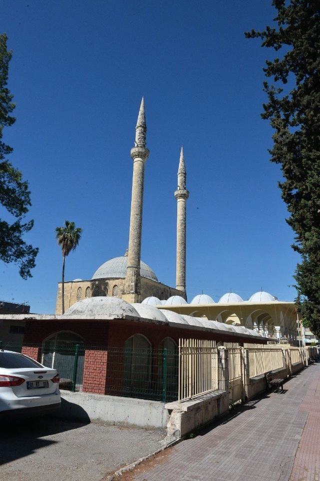 Kur'an Kursuna Giren Hırsızlar Sadaka Paralarını Çalıp İçerde Yemek Yedi!