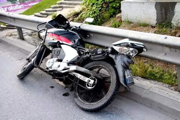 TEM Otoyolu'nda Motosiklet Kamyonete Arkadan Çarptı: 1 Ölü