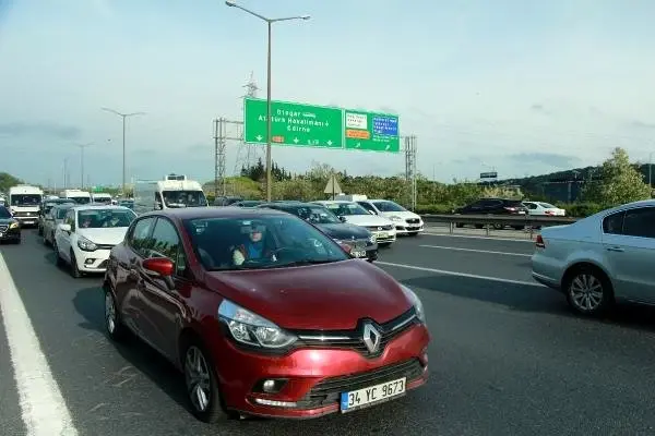 TEM Otoyolu'nda Motosiklet Kamyonete Arkadan Çarptı: 1 Ölü