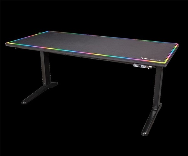 Thermaltake, Devasa Bir Mousepad Diyebileceğimiz Oyuncu Masasını Tanıttı