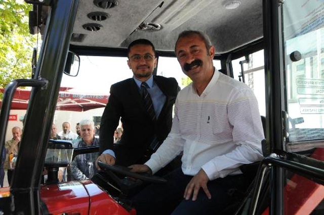 Dünya Çiftçiler Günü'nde Tunceli Belediyesi'ne Traktör Hediye Edildi