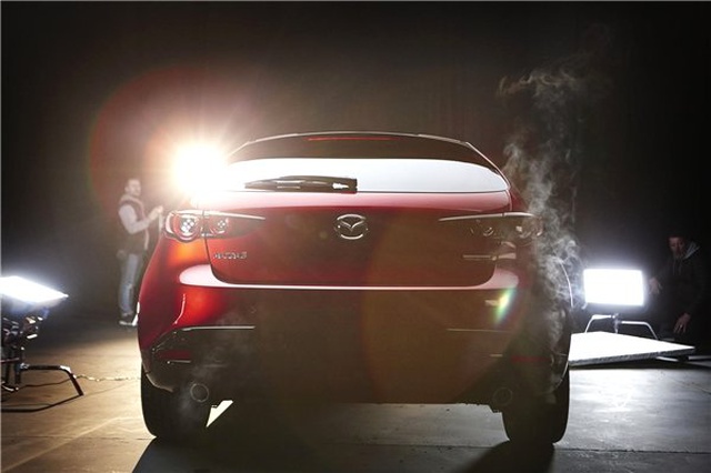 Yeni Mazda3'ün Photoshop İçermeyen Fotoğrafları Yayımlandı