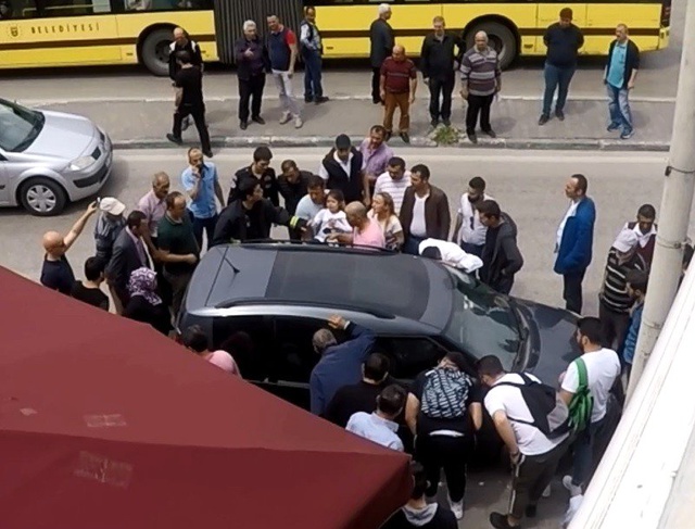 Sorumsuz Anne ve <a class='keyword-sd' href='/baba/' title='Baba'>Baba</a> 3 Yaşındaki Kızlarını Arabada Bırakıp Gitti