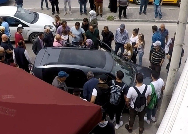 Sorumsuz Anne ve Baba 3 Yaşındaki Kızlarını Arabada Bırakıp Gitti