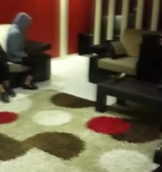 Masaj Salonuna Fuhuş Baskını! Polis, Kıyafetlerini Giyerken Yakaladı Masaj Salonuna Fuhuş Baskını! Polis, Kıyafetlerini Giyerken Yakaladı