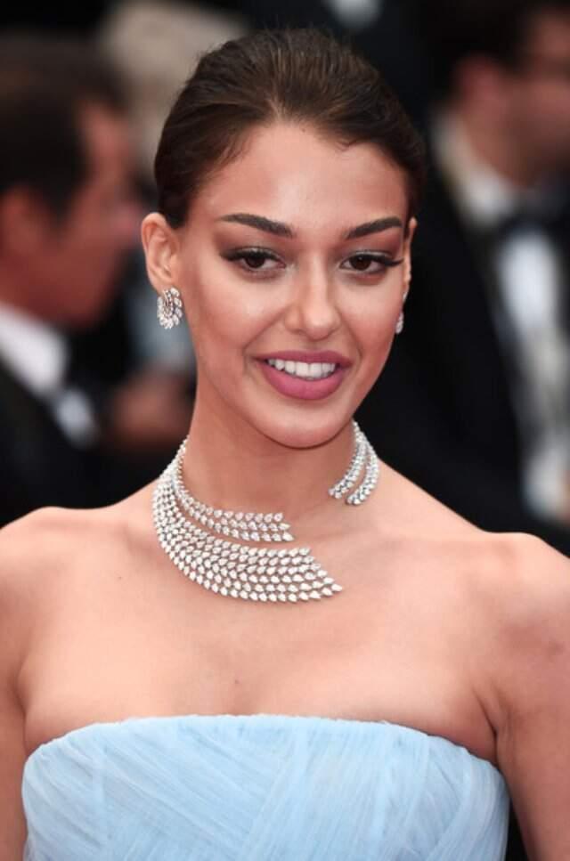 Oyuncu Dilan Çiçek Deniz, Cannes Film Festivali'nde 800 Bin Euro'luk Mücevher Taktı