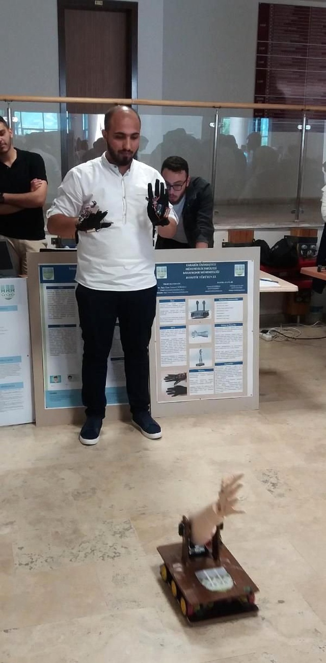 Suriyeli Öğrencilerden Yürüyemeyenlere 'Robotik Yürüyen El'