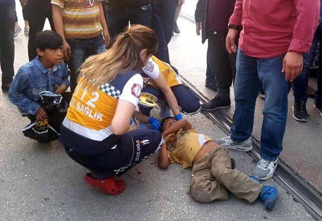 Vicdansız Baba, Araba Çarpan Küçük Oğlunu Mendil Sattırmak İçin Hastaneden Kaçırdı