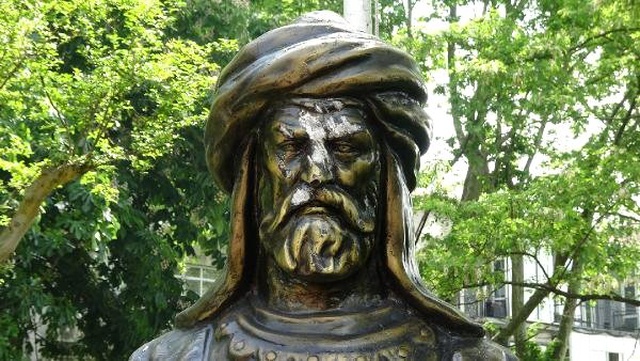 Maçka Parkı'nda Türk Büyüklerine Baltalı Saldırı