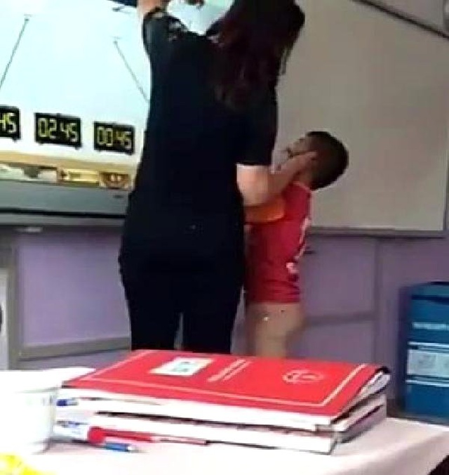 Öğrencisini Döverken Kameraya Yakalanan Öğretmene Velilerden Destek