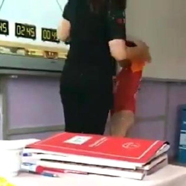Öğrencisini Döverken Kameraya Yakalanan Öğretmene Velilerden Destek