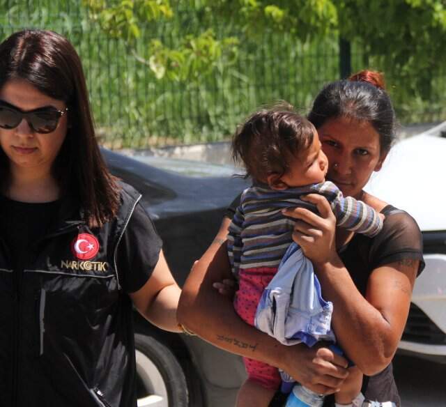 Polisler Yakalayınca Yüzünü Çocuğuyla Gizledi Suçüstü Yakalanan Kadın, Kameralardan Utanıp Yüzünü 3 Yaşındaki Çocuğuyla Sakladı!