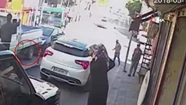 Yaşlı Kadının Kamyonetin Altında Metrelerce Sürüklendiği Kaza, Anbean Kaydedildi Yaşlı Kadın Kamyonetin Altında Metrelerce Sürüklendi, Feci Kaza Anları Saniye Saniye Kaydedildi