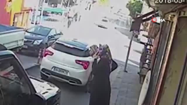 Yaşlı Kadın Kamyonetin Altında Metrelerce Sürüklendi, Feci Kaza Anları Saniye Saniye Kaydedildi