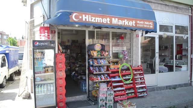 Hayırsever Vatandaş Veresiye Defterini Satın Alıp Borçluları Sevindirdi