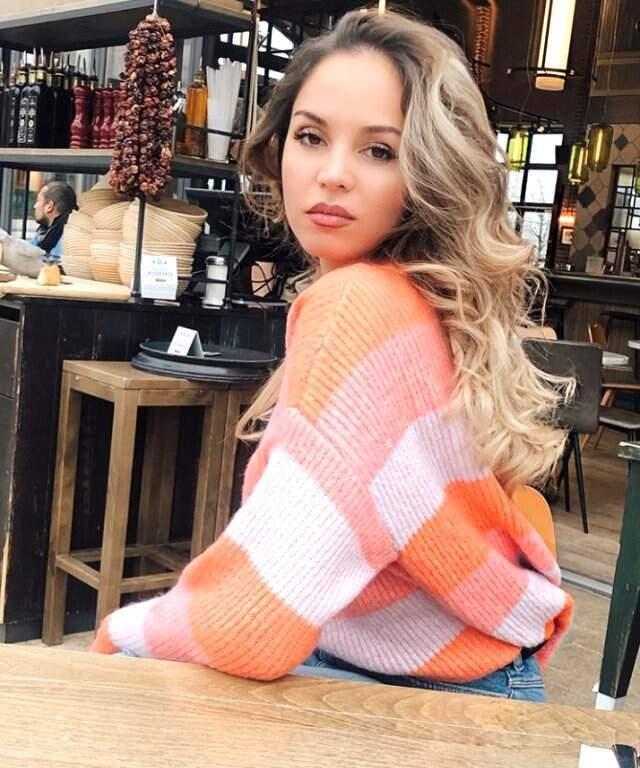 Berna Keklikler, Deniz Pozuyla Takipçilerini Mest Etti