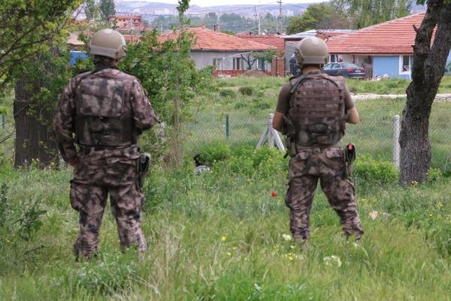 Elinde Silahla İntihara Kalkışan Cezaevi Firarisi, 8 Saatlik Çalışma Sonrası İkna Edildi