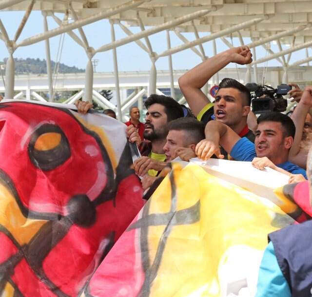 Göztepeli Taraftarlar, Takımlarını Bursa'ya Şampiyon Gibi Uğurladı! Göztepeli Taraftarlar, Takımlarını Bursa'ya Şampiyon Gibi Uğurladı!